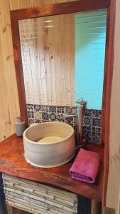 y baño con lavabo en un mostrador de madera. en Refugio Nomade Apartamentos, en Pichilemu