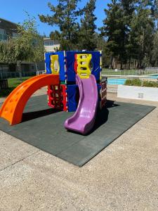 un parque infantil con tobogán en Departamento en Algarrobo, en Algarrobo