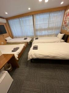 Camera con 2 letti e scrivania. di Oda hotel Akihabara a Tokyo