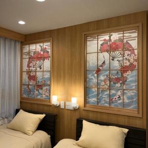 東京にあるOda hotel Akihabaraのベッドルーム1室(ベッド2台付)が備わります。壁には絵画が飾られています。
