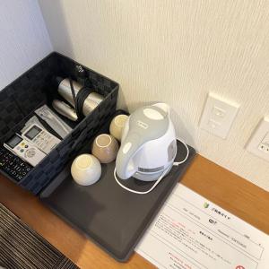 una scatola con un controller di gioco su un tavolo di Oda hotel Akihabara a Tokyo