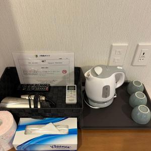 einem Kasten eines Geräts, das auf einem Tisch liegt in der Unterkunft Oda hotel Akihabara in Tokio