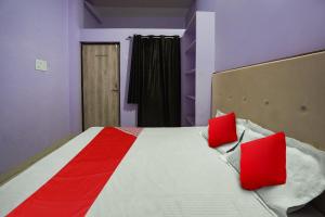 Cama ou camas em um quarto em SPOT ON Hotel Blue Sky