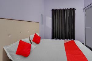 Een bed of bedden in een kamer bij SPOT ON Hotel Blue Sky