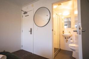 Un baño de The Brownston Hostel