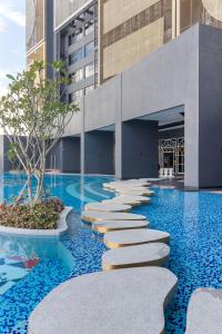 une piscine dans un bâtiment avec de l'eau bleue et des steppes dans l'établissement Arte Cheras, à Kuala Lumpur
