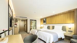 Tempat tidur dalam kamar di The Best Time Hotel Pazhou-Free shuttle bus for canton fair