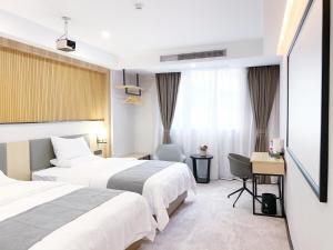 Postel nebo postele na pokoji v ubytování The Best Time Hotel Pazhou-Free shuttle bus for canton fair