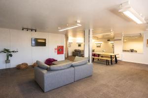 Una cocina o kitchenette en The Brownston Hostel