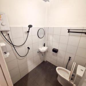 La salle de bains est pourvue de toilettes et d'un lavabo. dans l'établissement SUNZI BOUTIQUE HOSTEL : ซันซิ บูทีค โฮสเทล, à Betong