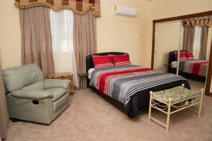 Ein Bett oder Betten in einem Zimmer der Unterkunft Luxe Oasis: w/Pool & Lake Access