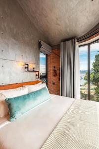 um quarto com uma cama grande e uma janela grande em Ruhigen Legend Villa Vesta Collections em Phan Rang