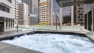 Oaks Brisbane Aurora Suites内部或周边的泳池