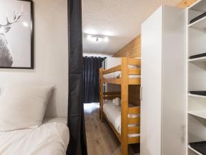 niewielka sypialnia z łóżkiem piętrowym i łóżkiem piętrowym w obiekcie Appartement Val Thorens, 2 pièces, 6 personnes - FR-1-640-54 w Val Thorens