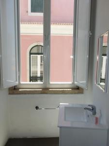 A bathroom at Fado Bed & Breakfast - Santos