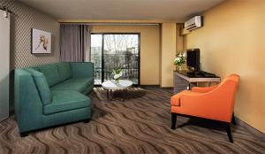 聖地牙哥的住宿－小意大利波爾圖維斯塔酒店，客厅配有绿色沙发和橙色椅子