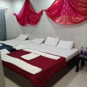 En eller flere senge i et værelse på Butterflyi guest house - near Kashi Vishwanath temple - Booking will be confirmed after advance only