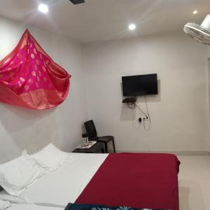 En eller flere senge i et værelse på Butterflyi guest house - near Kashi Vishwanath temple - Booking will be confirmed after advance only