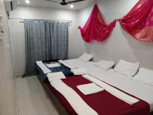 En eller flere senge i et værelse på Butterflyi guest house - near Kashi Vishwanath temple - Booking will be confirmed after advance only