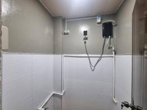 uma cabina de duche na casa de banho com azulejos brancos em Family room 2 RODE WAY HOUSE SPACE RENTAL em Pico
