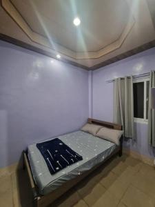 um pequeno quarto com uma cama num quarto em Family room 2 RODE WAY HOUSE SPACE RENTAL em Pico