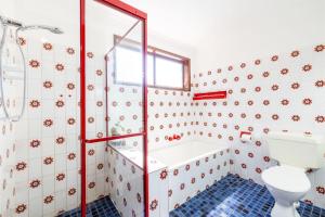 une salle de bain avec douche et toilettes dans l'établissement Casa Carinho, 24 Wallawa Rd - spectacular water views, pet friendly, air con and Wi-Fi, à Nelson Bay 40 autres photos