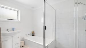 Un baño de Jean's Beach House Accom Holidays