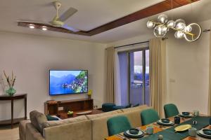 a living room with a couch and a tv at EMERALD@On320 in Colombo