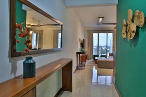a living room with a vase on a counter and a mirror at EMERALD@On320 in Colombo