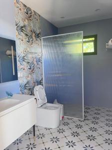 een badkamer met een douche, een toilet en een wastafel bij Rawai Gao’s house in Rawai Beach