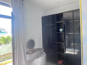 een badkamer met een wastafel en een spiegel bij Rawai Gao’s house in Rawai Beach