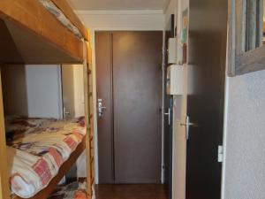 - une chambre avec des lits superposés et une porte menant à un placard dans l'établissement Appartement Saint-François-Longchamp, 1 pièce, 5 personnes - FR-1-635-128, à Saint-François-Longchamp