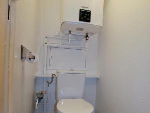 La salle de bains est pourvue de toilettes et d'une horloge murale. dans l'établissement Appartement Saint-François-Longchamp, 1 pièce, 5 personnes - FR-1-635-128, à Saint-François-Longchamp