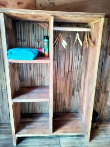 Ce lit superposé se trouve dans une cabine dotée de murs en bois. dans l'établissement Wanagiri sunset glamping, à Gitgit