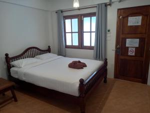 Кровать или кровати в номере Valentier Cafe and Hotel