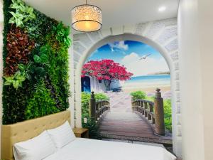 una puerta abierta a la piel de la playa y un mural en la pared en INDO Serviced Apartment, en Ho Chi Minh 164 fotos más