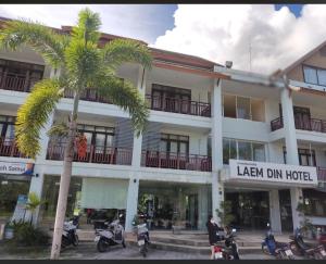 un gran edificio con motos estacionadas frente a él en Laemdin Hotel, en Koh Samui 