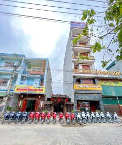 河江的住宿－HagiangGo Hostel-Motorbikes rental and Tour，停在大楼前的一排摩托车