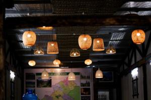 um grupo de luzes penduradas no tecto em HagiangGo Hostel-Motorbikes rental and Tour em Ha Giang