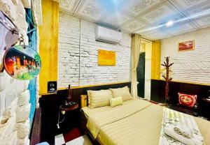 ein Schlafzimmer mit einem Bett in einem Zimmer in der Unterkunft Homestay Tí Nị in Tây Ninh