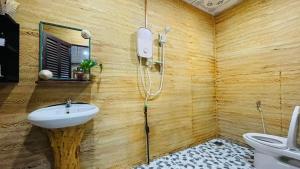 Homestay Tí Nị في Tây Ninh: حمام مع حوض ومرحاض