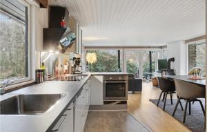 una cucina con lavandino e piano di lavoro di 3 Bedroom Awesome Home In Silkeborg a Silkeborg