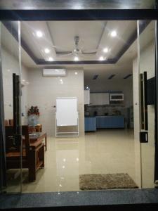 uma sala de estar com uma ventoinha de tecto e uma cozinha em Rustic Homestay - Phòng nghỉ giá rẻ em Haiphong