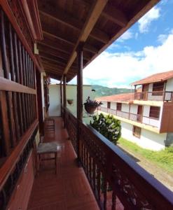 - un balcon d'une maison avec une chaise et une vue dans l'établissement Hostal Café Racer, à Jardín