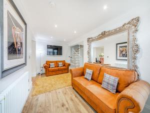a living room with a couch and a mirror at Buttercup Cottage - Uk45969 in Yarm