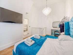 a bedroom with a bed with towels on it at Buttercup Cottage - Uk45969 in Yarm