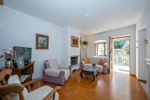 uma sala de estar com mobiliário e uma lareira em Appartamento Miorelli - Happy Rentals em Nago-Torbole