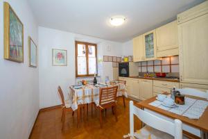 uma cozinha com uma mesa e uma sala de jantar em Appartamento Miorelli - Happy Rentals em Nago-Torbole