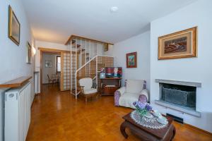 ein Wohnzimmer mit einem Sofa und einem Kamin in der Unterkunft Appartamento Miorelli - Happy Rentals in Nago-Torbole