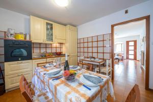 uma cozinha e sala de jantar com mesa e cadeiras em Appartamento Miorelli - Happy Rentals em Nago-Torbole